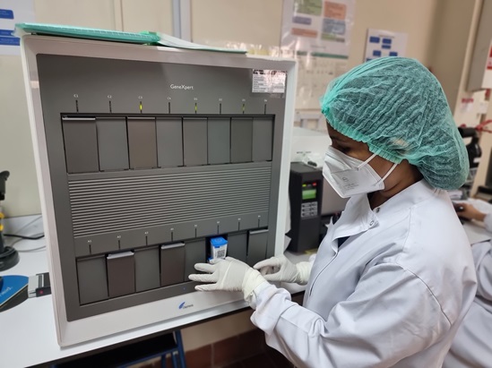 تقنية مختبرات في مسقط، عمان، تستخدم الاختبار الجزيئي السريع الذي أوصت به المنظمة لتشخيص حالة المصابين بالسل